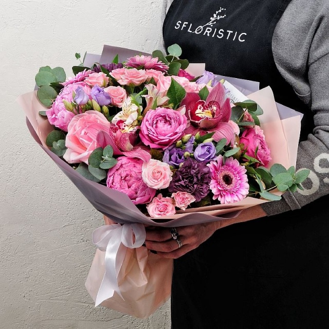 Букет из Роз, Лизиантуса, Гвоздики и Пионов «Летняя ночь» Букет из Роз, Лизиантуса, Гвоздики и Пионов «Летняя ночь»