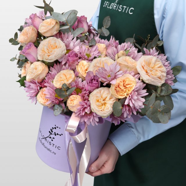 Композиция из Роз и Хризантем в шляпной коробке «Трепетные слова»