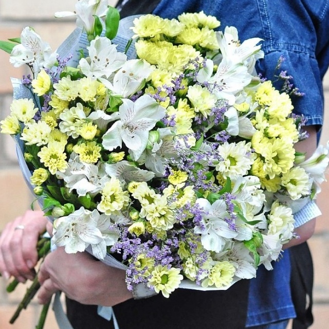 Букет из Хризантем, Альстромерий и Лимониума «Чарующий каприз»