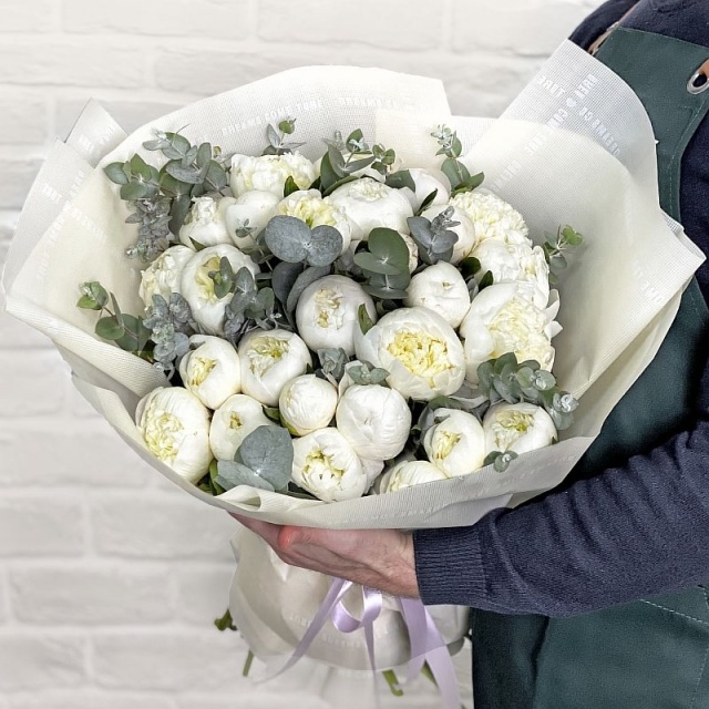 Букет из белых Пионов «Комплимент королеве»