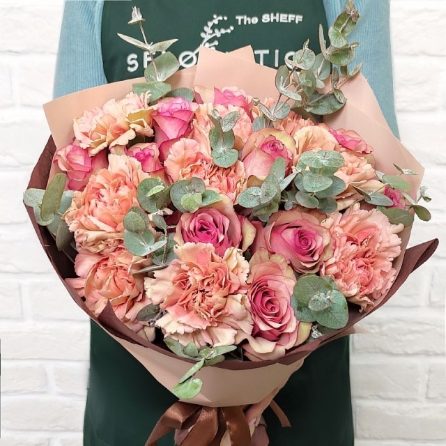 Букет из Гвоздик и Роз «Дыхание любви»