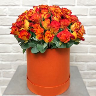 Ярко-оранжевая роза Кения в коробке 101шт