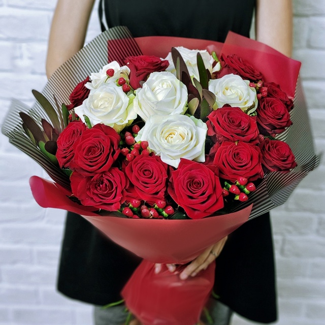 Купить букет из красно-белых Роз «Токио»