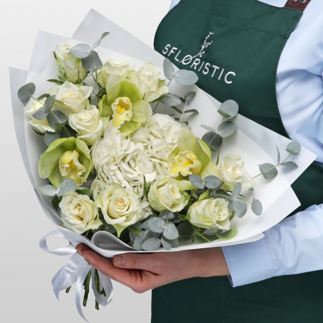 Букет из Орхидей, Гортензий и Роз «Нежность»