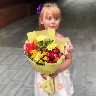 Букет из кустовой хризантемы, диантуса и кустовой розы 