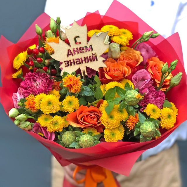 Букет из Кустовой Хризантемы, Розы, Эустомы и Гиперикума «Выпускной класс»