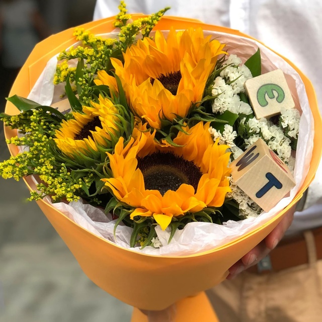 Букет из Подсолнухов и Солидаго с кубиками «Азбука»