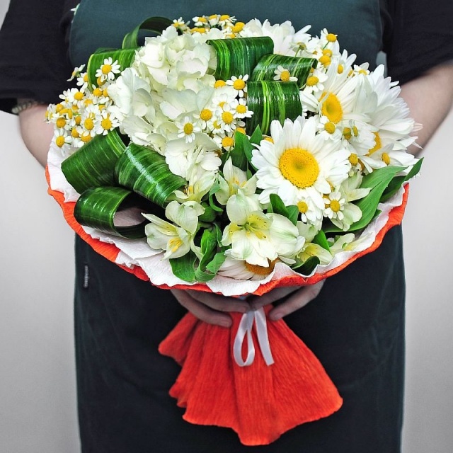 Букет из Ромашек и Альстромерий «По дороге с облаками»