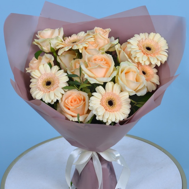 Сборный букет из герберы и Роз 60 см Гертруда