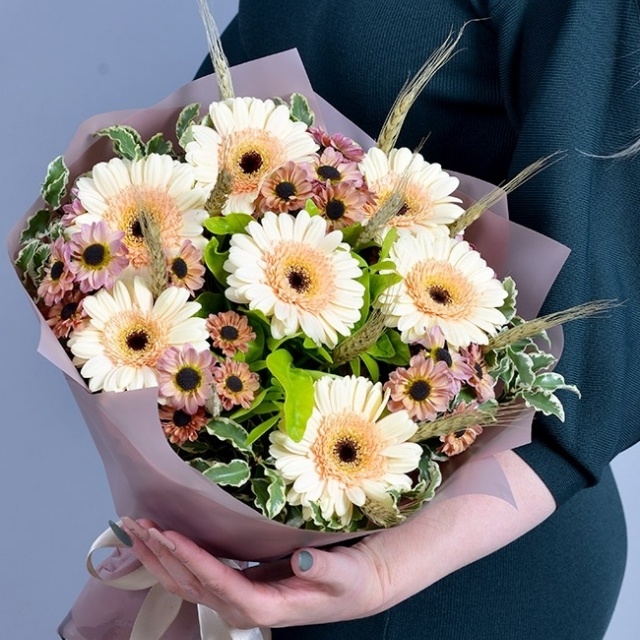 Сборный букет из гермини и кустовых хризантем Полевая Романтика