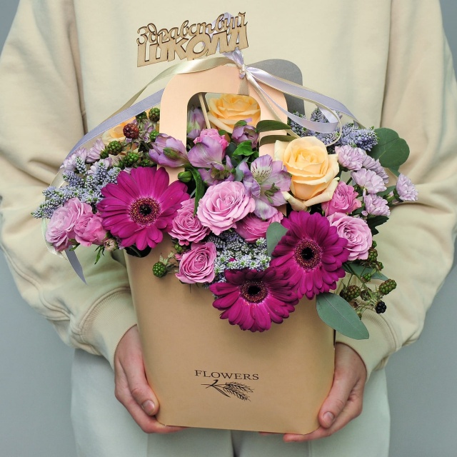 Композиция из Роз, Гермини и Хризантем в сумочке «Лесные ягоды» Композиция из Роз, Гермини и Хризантем в сумочке «Лесные ягоды»