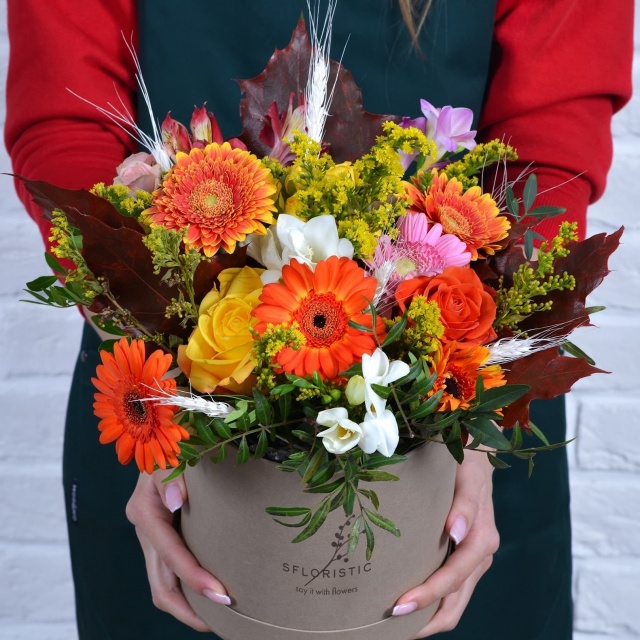 Композиция из Гермини, Роз и Фрезии в шляпной коробке «Осенняя»