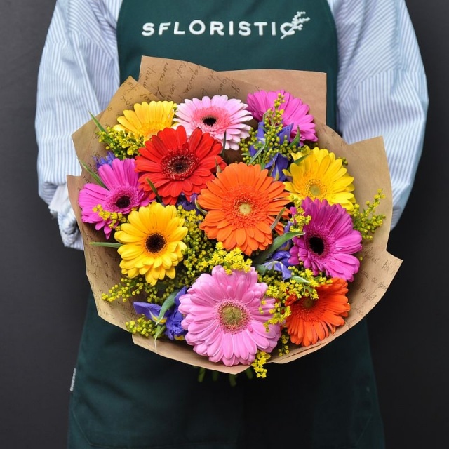 Букет из Гермини, Ирисов и Солидаго «Радуга после дождя»