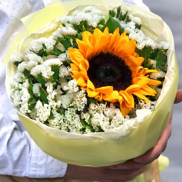 Букет из Подсолнуха и Статицы «Полярная звезда»