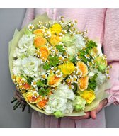 Букет из роз, эустомы, матрикарии и буплерума 