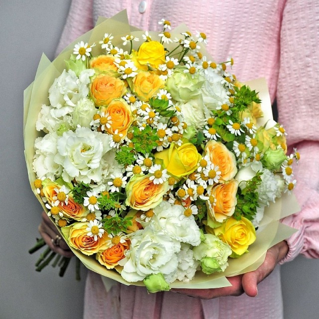 Букет из Роз, Эустомы и Матрикарии «Лучи сквозь облако»