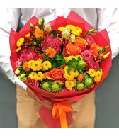 Букет из кустовой хризантемы, розы, эустомы, гиперикума 