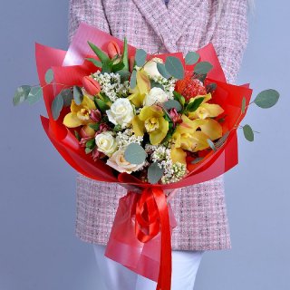 Сборный букет из орхидей, роз и сирени 