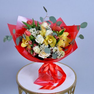 Сборный букет из орхидей, роз и сирени 
