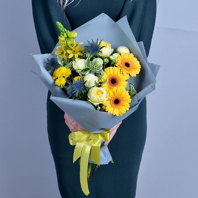 Сборный букет из гермини, эрингиума Солнечный креатив