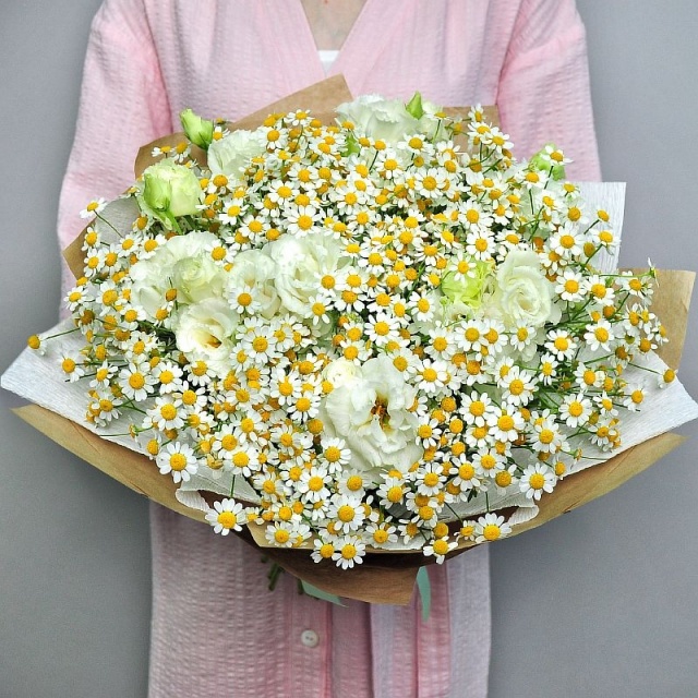 Букет из Матрикарии и Эустомы «Полевое облачко»