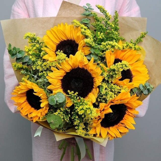 Букет из Подсолнухов и Солидаго «Подсолнушек»