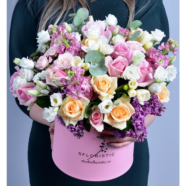 Композиция из Роз, Сирени и Фрезий в шляпной коробке «Для самой красивой» Композиция из Роз, Сирени и Фрезий в шляпной коробке «Для самой красивой»