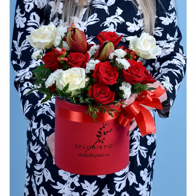 Композиция из Амариллиса и Розы в шляпной коробке «Тревоги души»