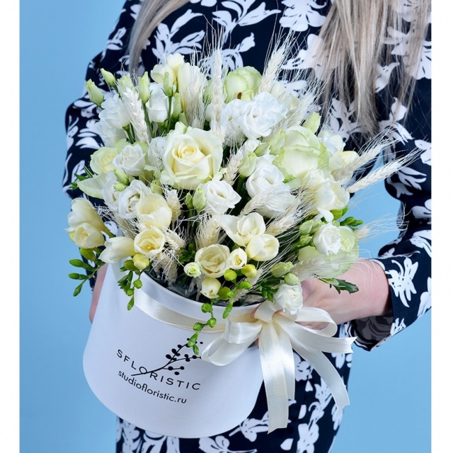 Композиция из Роз, Лизиантуса, Фрезии в шляпной коробке «Невинная красота»