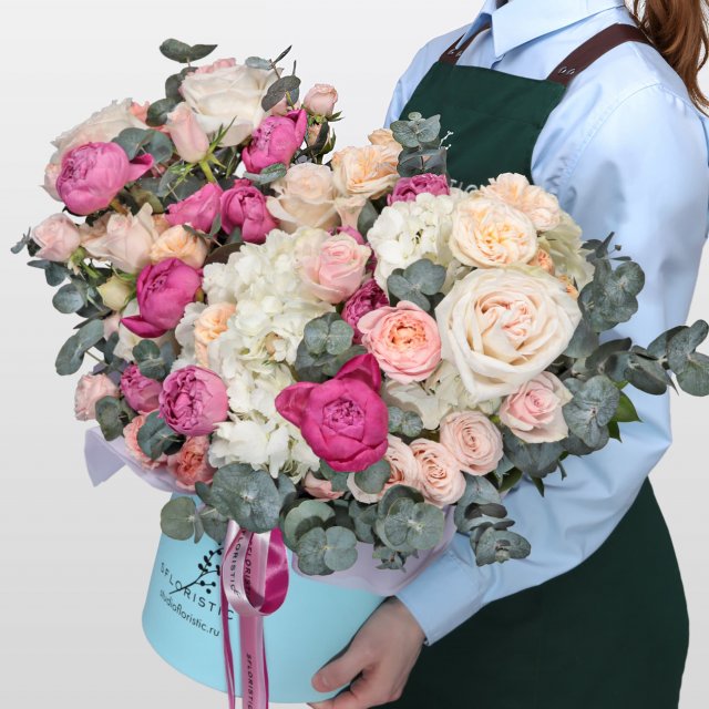 Композиция из Пионов, Гортензий и Роз в шляпной коробке «Заветная мечта»