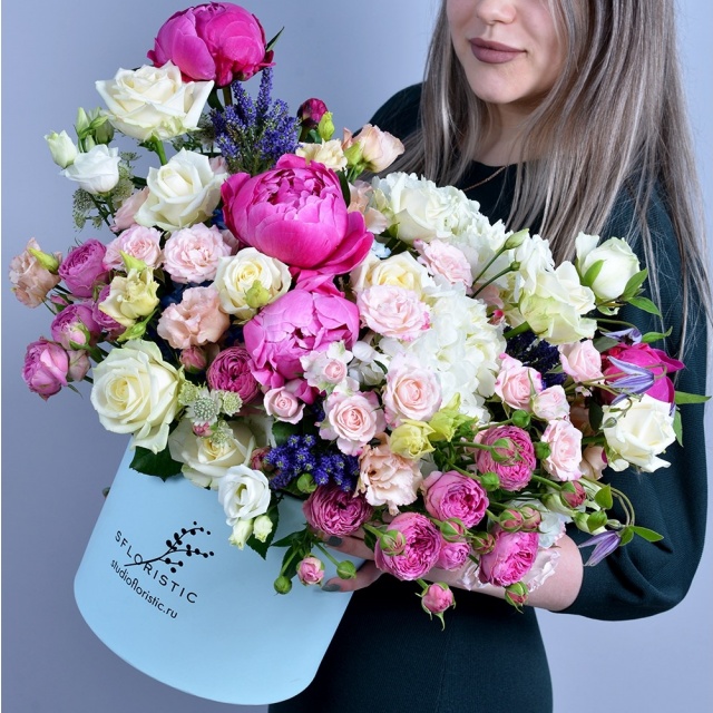 Композиция из Пионов, Лизиантуса и Роз в шляпной коробке «Заветная мечта»