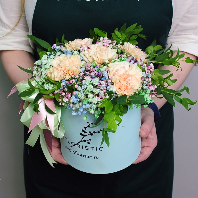 Композиция из Гипсофилы и Диантуса в шляпной коробке «Радужный Диантус»