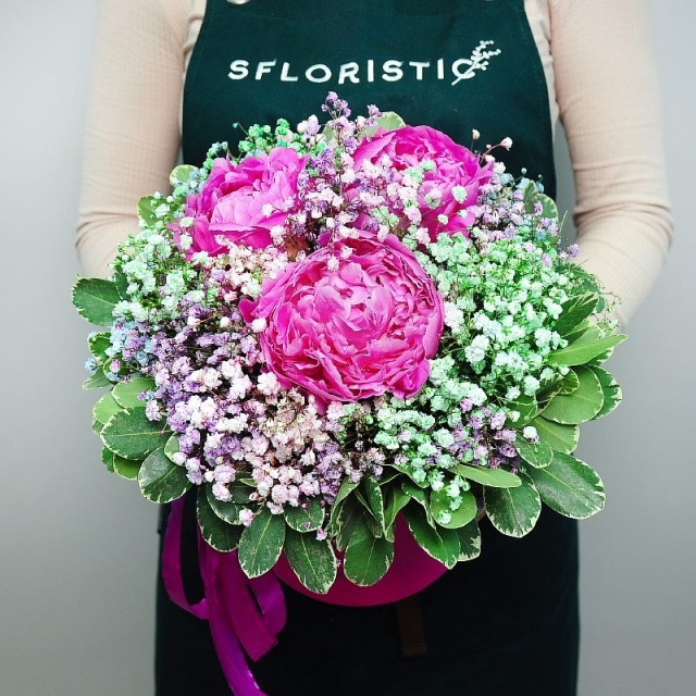 Композиция из Гипсофилы и Пионов в шляпной коробке «Малиновый каприз»