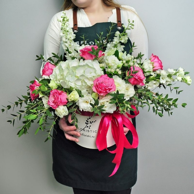 Композиция из Гортензии, Дельфиниума, Эустомы и Розы в шляпной коробке «Люби меня, Люби!»