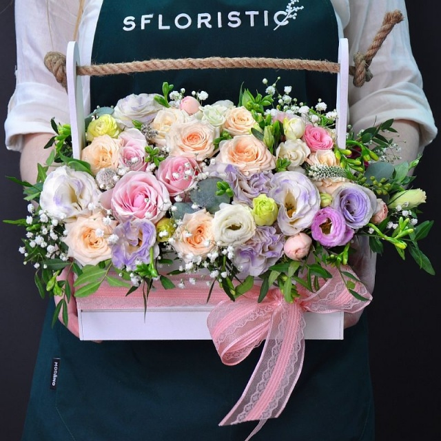 Композиция из Эустомы, Кустовых Роз и Фрезий в ящике «Лавандовые сны»