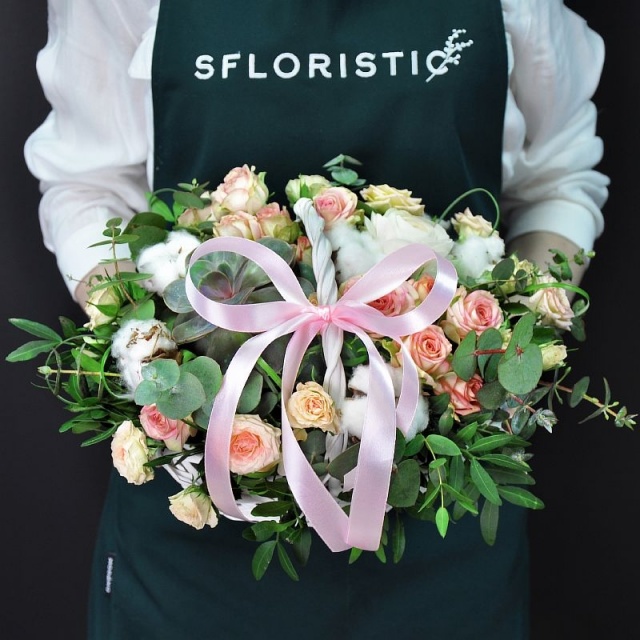 Композиция из Кустовой Розы и Хлопка в корзине «Хлопковое лукошко»