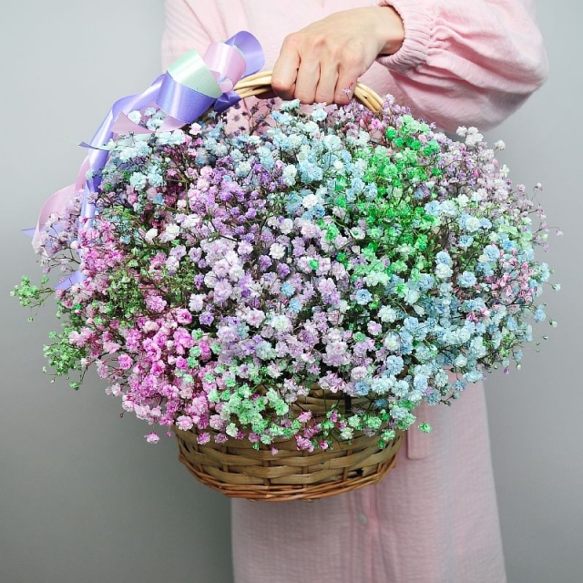 Композиция с Гипсофилой в корзине «Цветочный Микрокосмос»