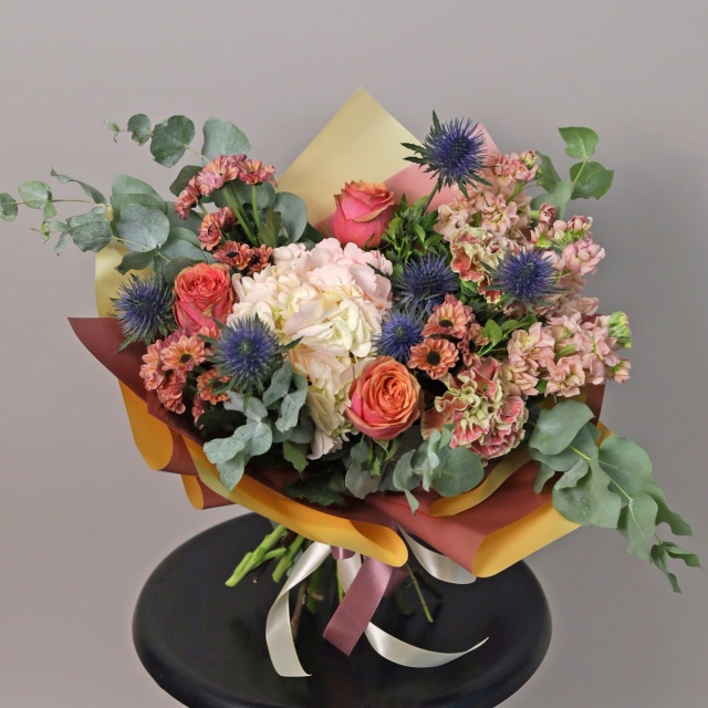 Букет из Гортензии, Роз и Хризантем «Черничный Раф»