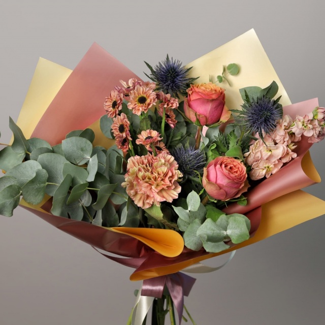 Букет из Роз, Хризантем и Маттиолы «Черничный Раф мини»