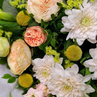 Букет из тюльпанов, кустовых роз и маттиол 