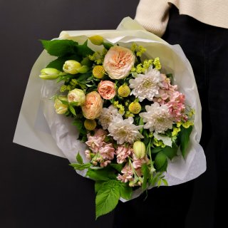 Букет из тюльпанов, кустовых роз и маттиол 