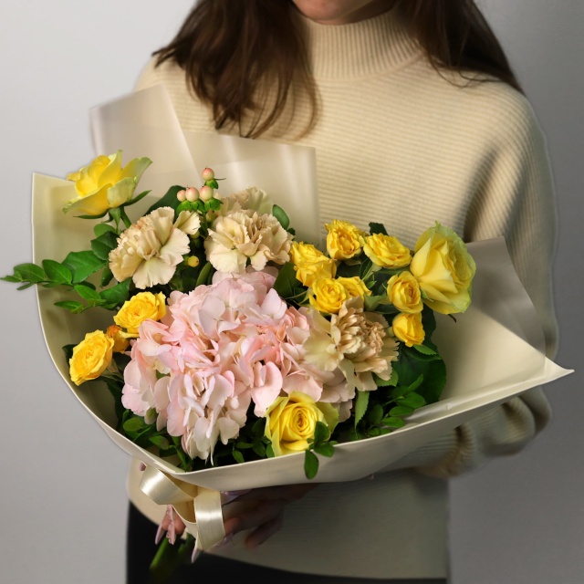 Букет из Гортензии, Гвоздик и Роз «Лимонный Зефир» Букет из Гортензии, Гвоздик и Роз «Лимонный Зефир»