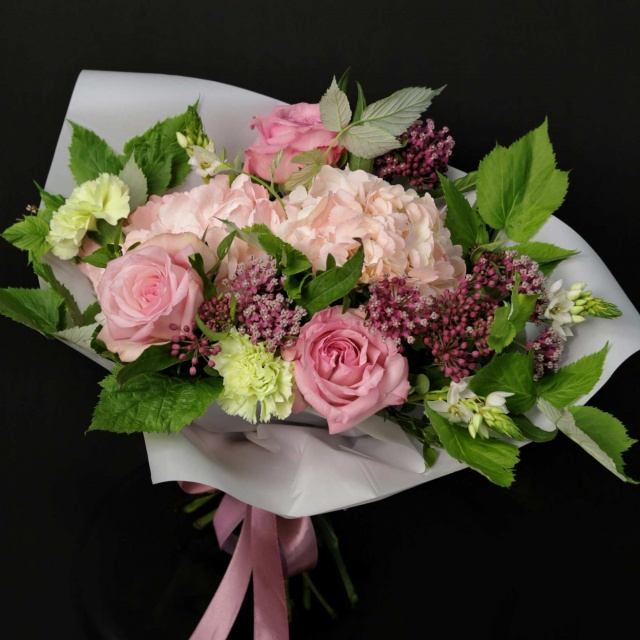 Букет из Гортензий, Роз и Гвоздик «Малиновая нежность»