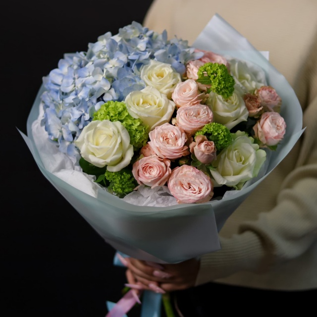 Букет из Гортензии и Роз «Невинность чувств»