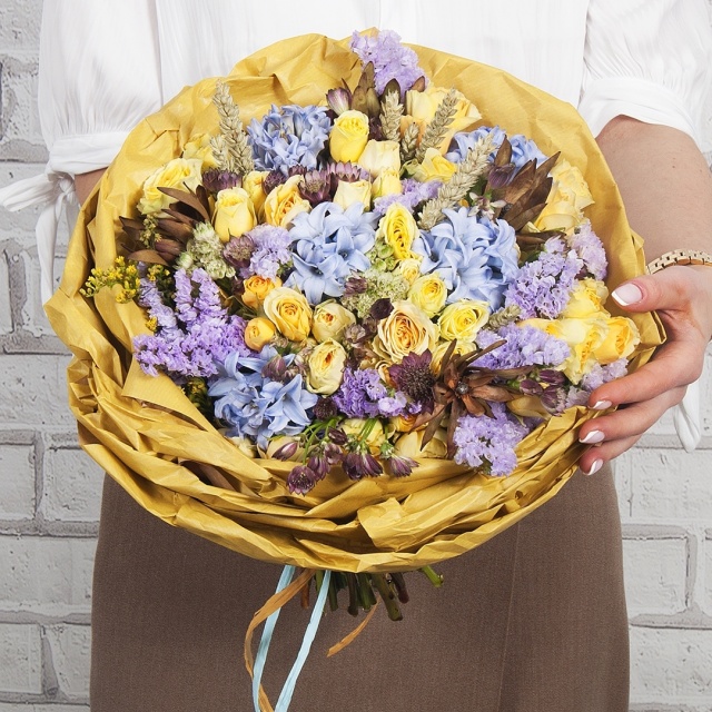 Букет из Кустовых Роз, Гиацинтов и Статицы «Наступила осень»