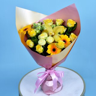 Букет из гермини, кустовых роз и орхидеи 
