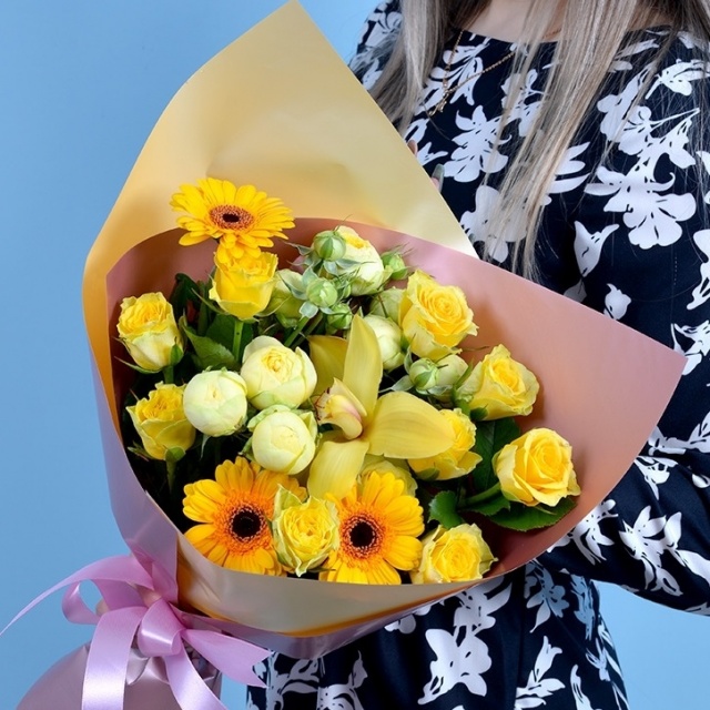 Букет из гермини, кустовых роз и орхидеи Флюид