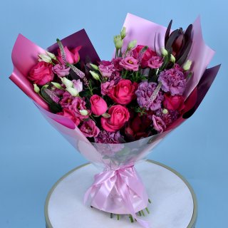 Букет из лизиантуса, гвоздики, роз и вероники 