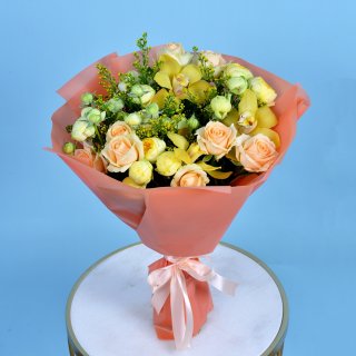 Букет из орхидей и кустовых роз 