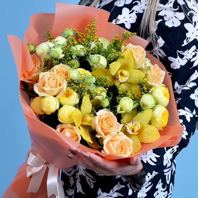 Букет из Орхидей и кустовых Роз «Отголоски тепла и солнца»